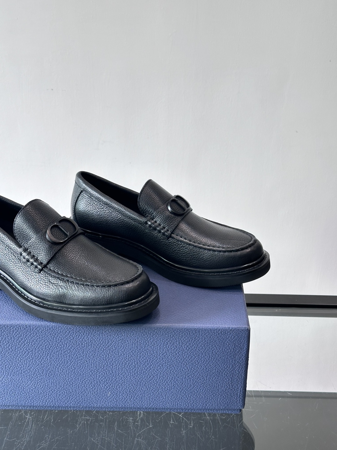 Dior男士正装皮鞋，进口头层牛皮，内里小牛皮，小牛皮垫脚有效吸汗透气。进口防滑耐磨橡胶底层，透气性好,