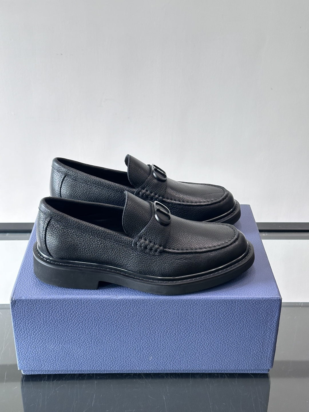 Dior男士正装皮鞋，进口头层牛皮，内里小牛皮，小牛皮垫脚有效吸汗透气。进口防滑耐磨橡胶底层，透气性好,