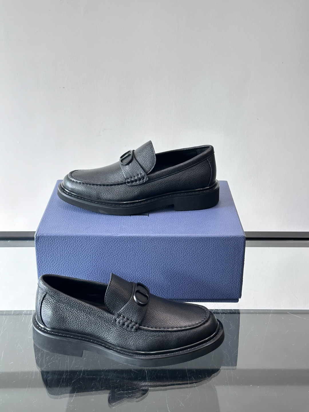 Dior男士正装皮鞋，进口头层牛皮，内里小牛皮，小牛皮垫脚有效吸汗透气。进口防滑耐磨橡胶底层，透气性好,