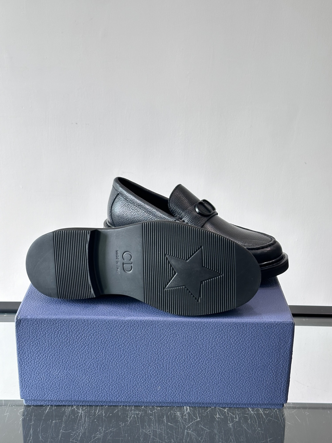 Dior男士正装皮鞋，进口头层牛皮，内里小牛皮，小牛皮垫脚有效吸汗透气。进口防滑耐磨橡胶底层，透气性好,