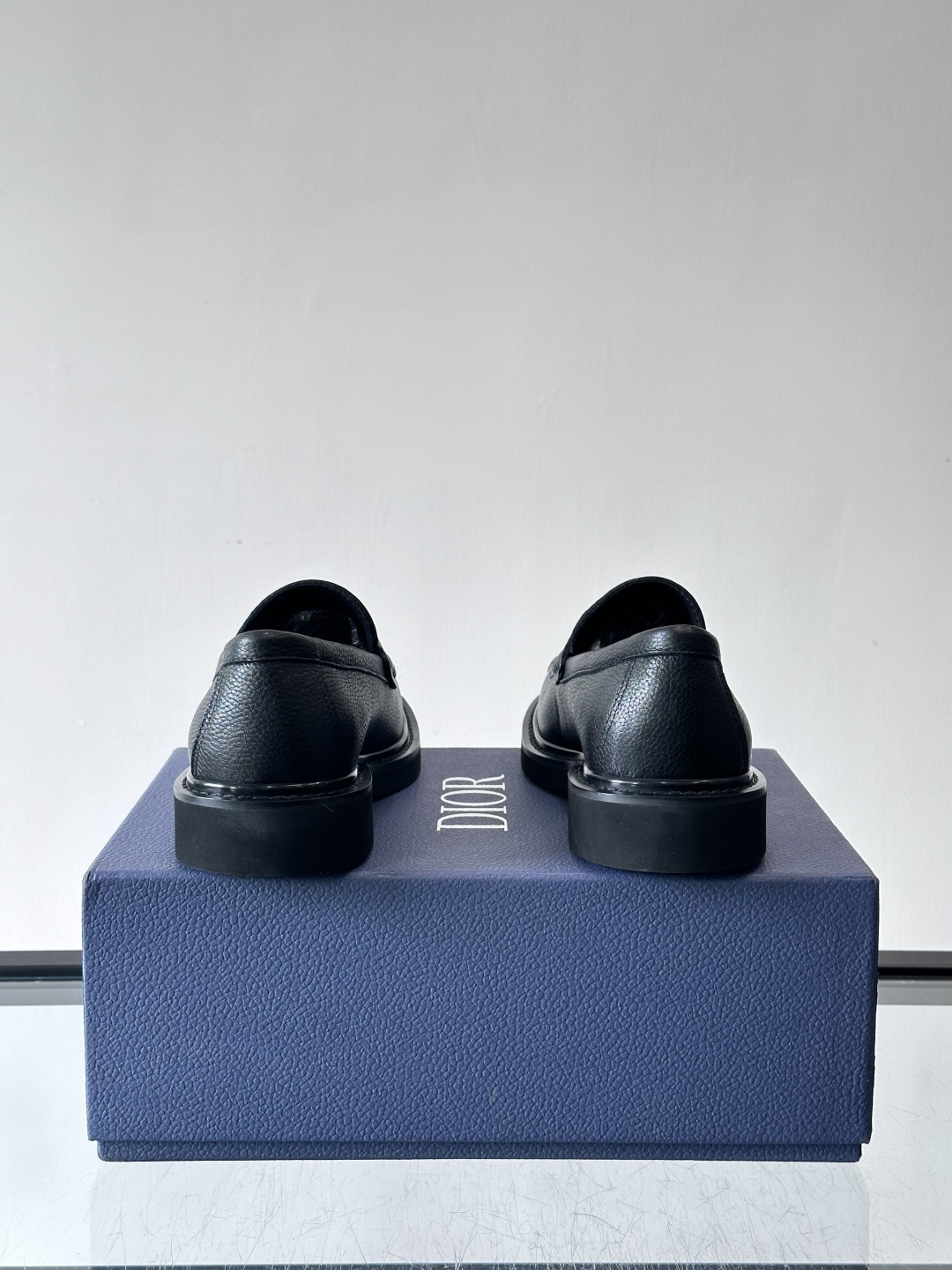 Dior男士正装皮鞋，进口头层牛皮，内里小牛皮，小牛皮垫脚有效吸汗透气。进口防滑耐磨橡胶底层，透气性好,