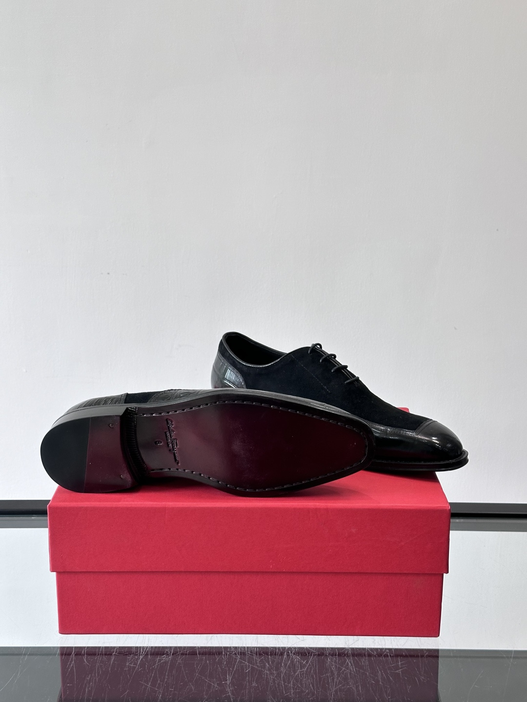 F菲拉格慕男士商务休闲皮鞋采用麂皮鞋面，触感柔软又透气，搭配鳄鱼纹皮革拼接，层次感满满。真皮鞋底耐磨，穿