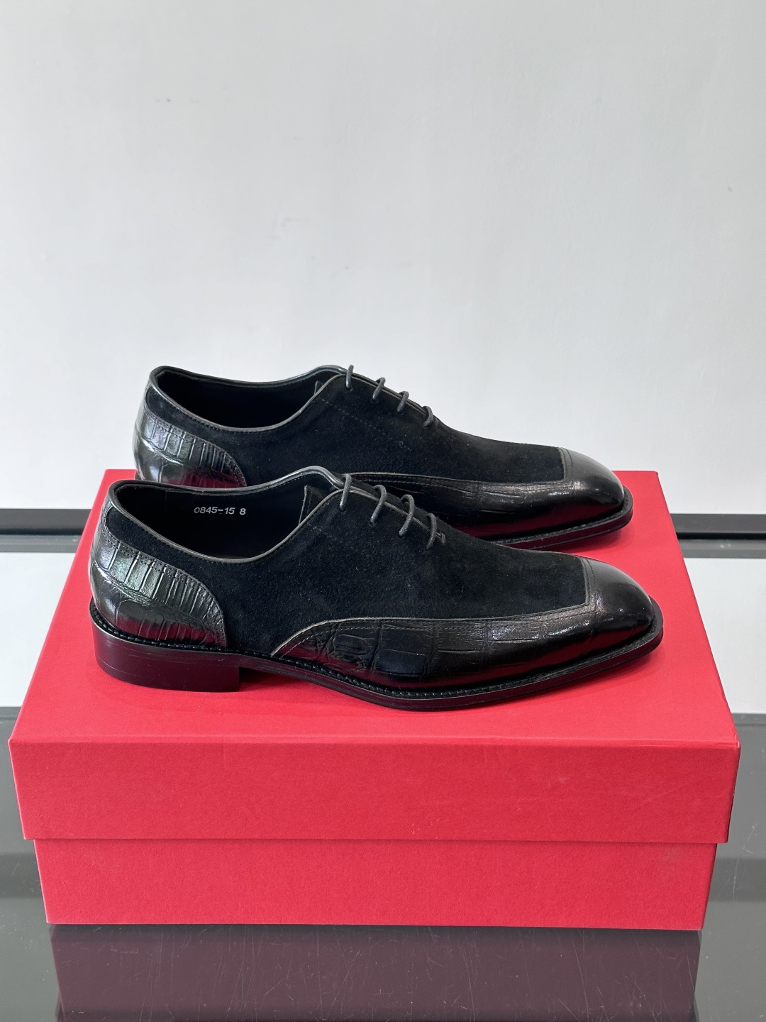 F菲拉格慕男士商务休闲皮鞋采用麂皮鞋面，触感柔软又透气，搭配鳄鱼纹皮革拼接，层次感满满。真皮鞋底耐磨，穿