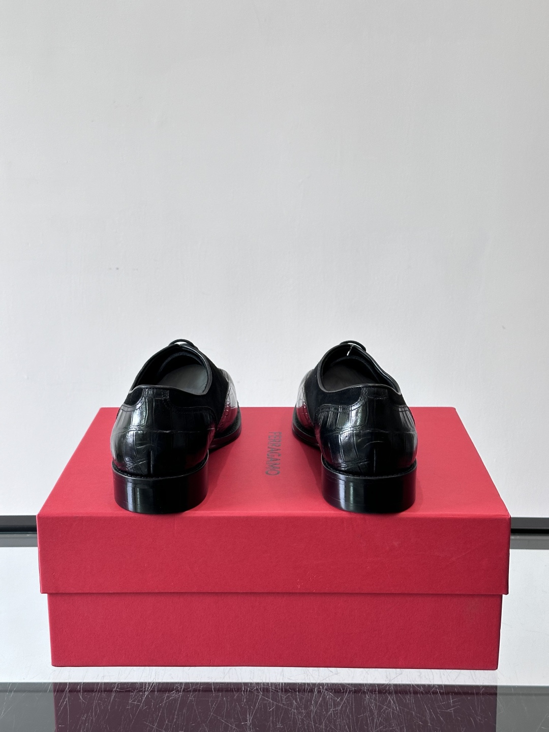 F菲拉格慕男士商务休闲皮鞋采用麂皮鞋面，触感柔软又透气，搭配鳄鱼纹皮革拼接，层次感满满。真皮鞋底耐磨，穿