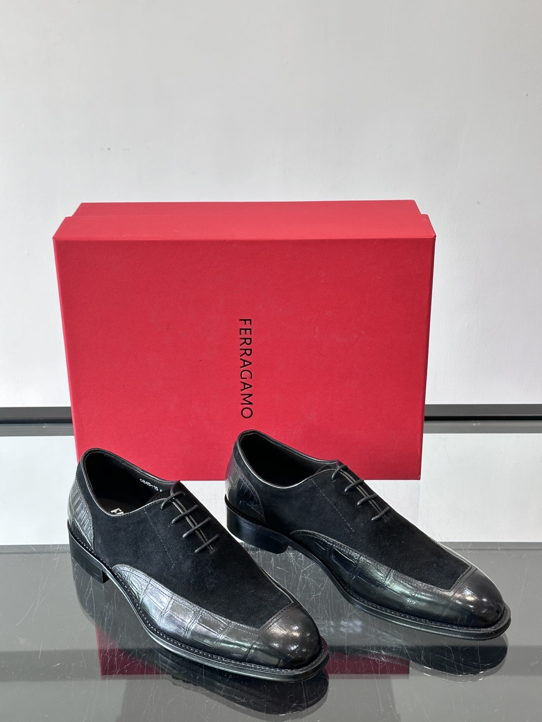 F菲拉格慕男士商务休闲皮鞋采用麂皮鞋面，触感柔软又透气，搭配鳄鱼纹皮革拼接，层次感满满。真皮鞋底耐磨，穿