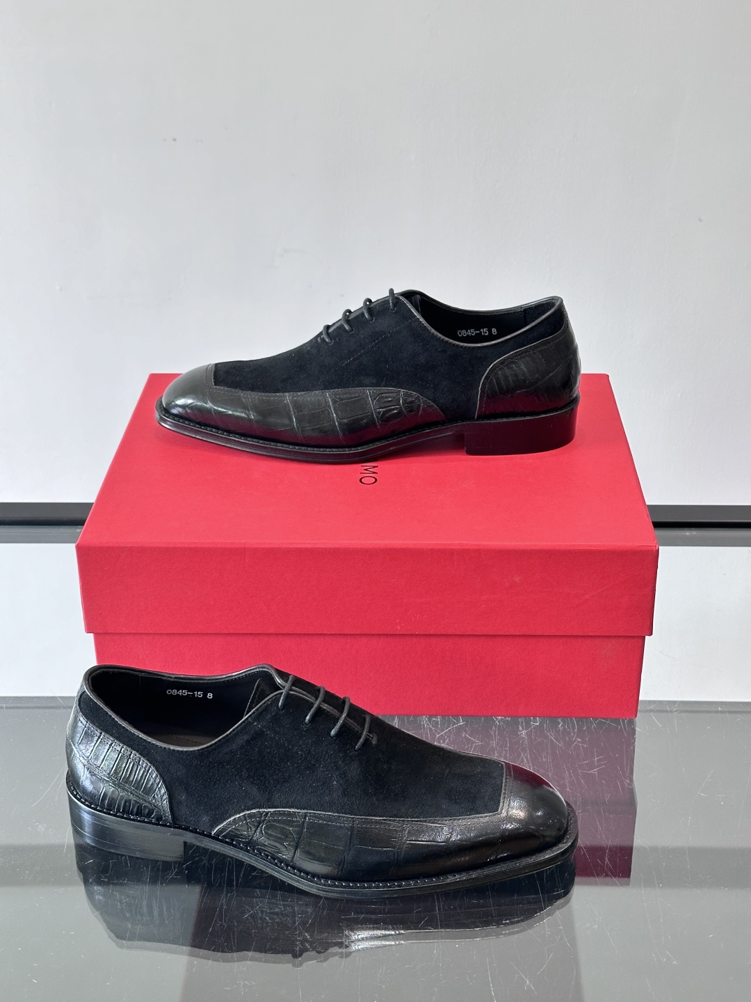 F菲拉格慕男士商务休闲皮鞋采用麂皮鞋面，触感柔软又透气，搭配鳄鱼纹皮革拼接，层次感满满。真皮鞋底耐磨，穿