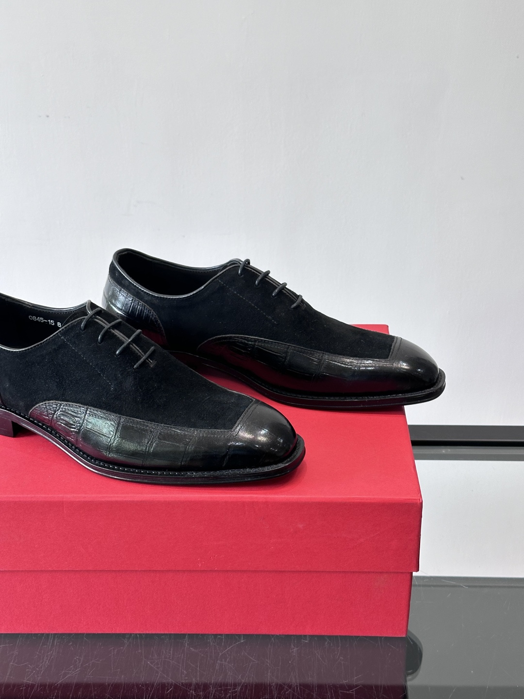 F菲拉格慕男士商务休闲皮鞋采用麂皮鞋面，触感柔软又透气，搭配鳄鱼纹皮革拼接，层次感满满。真皮鞋底耐磨，穿