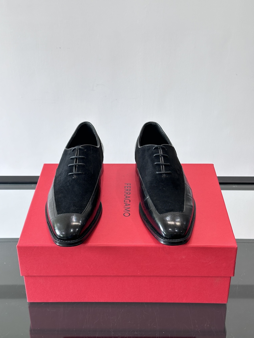 F菲拉格慕男士商务休闲皮鞋采用麂皮鞋面，触感柔软又透气，搭配鳄鱼纹皮革拼接，层次感满满。真皮鞋底耐磨，穿