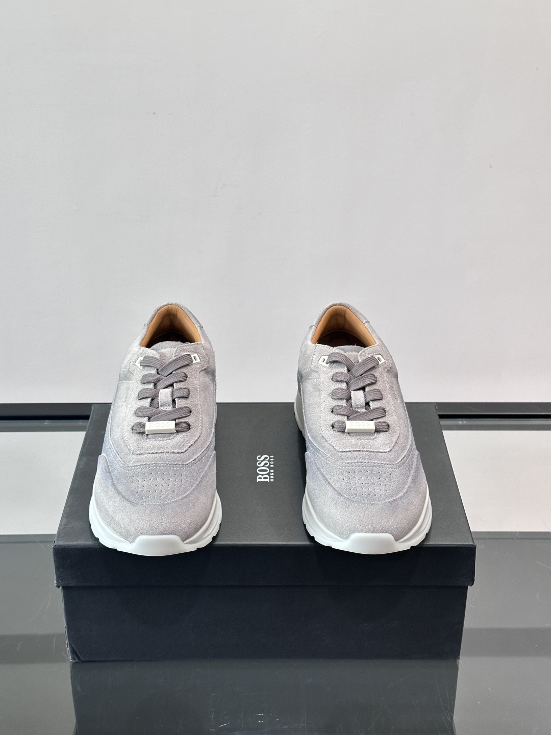 BOSS 意大利男士休闲运动鞋，精选光滑进口麂皮制成，采用橡胶外底和品牌标识装饰。好穿又好搭 、size