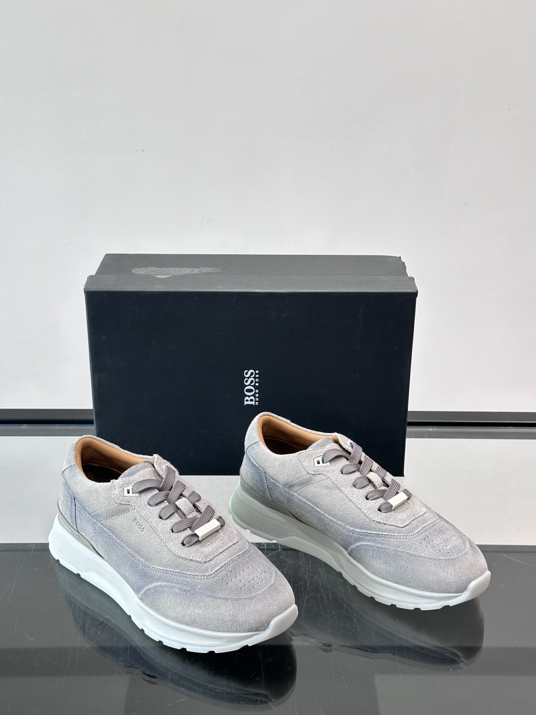 BOSS 意大利男士休闲运动鞋，精选光滑进口麂皮制成，采用橡胶外底和品牌标识装饰。好穿又好搭 、size