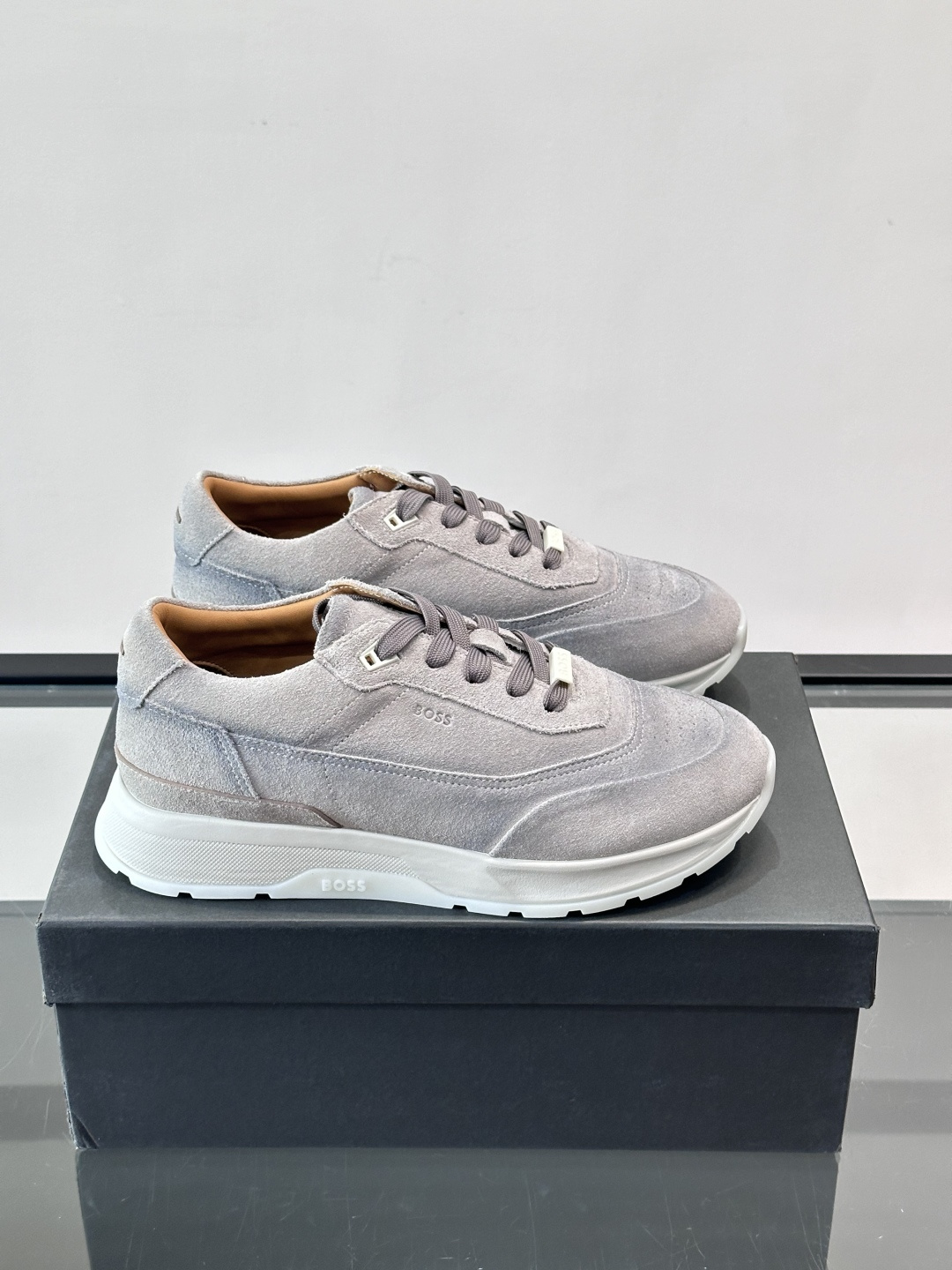 BOSS 意大利男士休闲运动鞋，精选光滑进口麂皮制成，采用橡胶外底和品牌标识装饰。好穿又好搭 、size