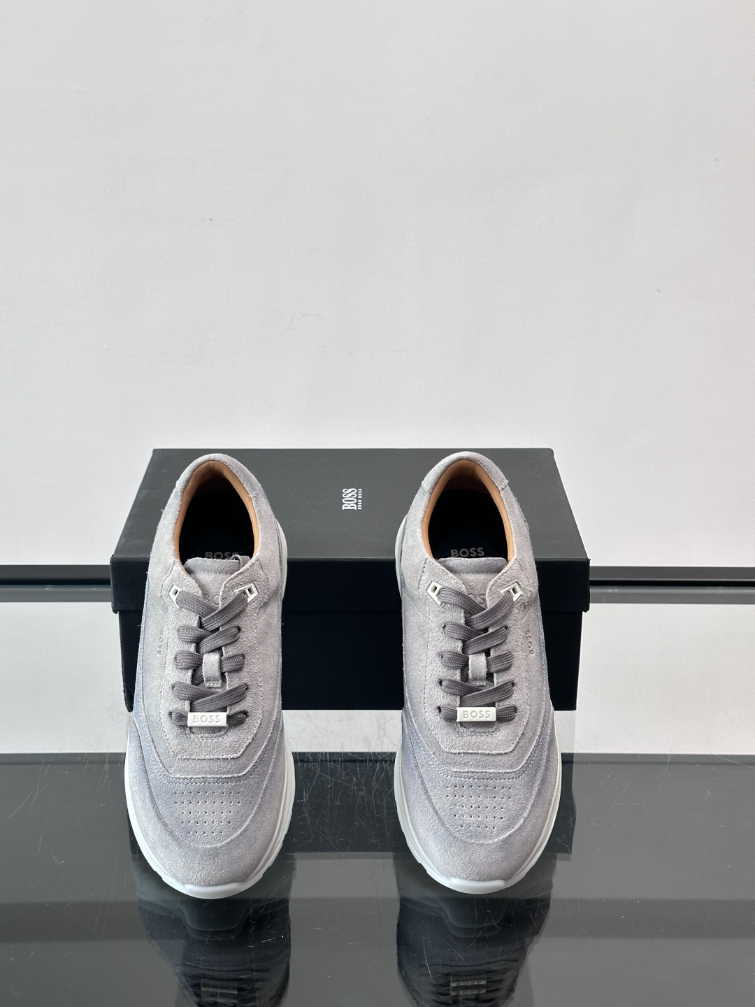 BOSS 意大利男士休闲运动鞋，精选光滑进口麂皮制成，采用橡胶外底和品牌标识装饰。好穿又好搭 、size