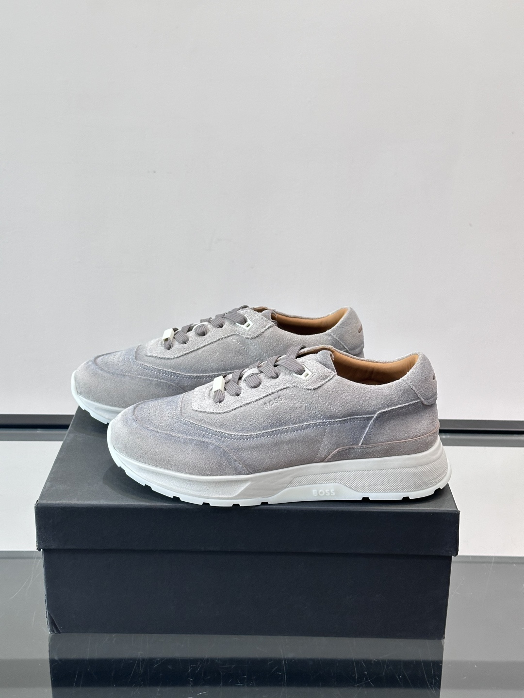 BOSS 意大利男士休闲运动鞋，精选光滑进口麂皮制成，采用橡胶外底和品牌标识装饰。好穿又好搭 、size