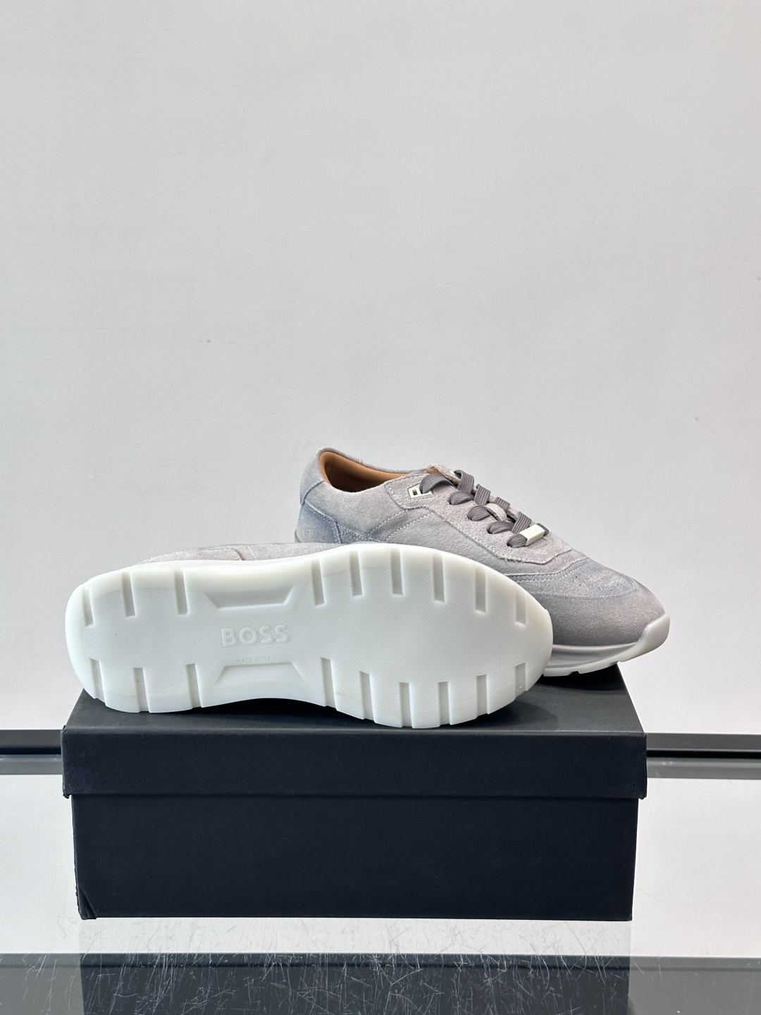 BOSS 意大利男士休闲运动鞋，精选光滑进口麂皮制成，采用橡胶外底和品牌标识装饰。好穿又好搭 、size