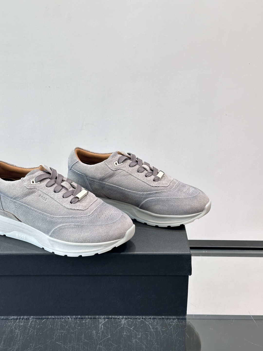 BOSS 意大利男士休闲运动鞋，精选光滑进口麂皮制成，采用橡胶外底和品牌标识装饰。好穿又好搭 、size