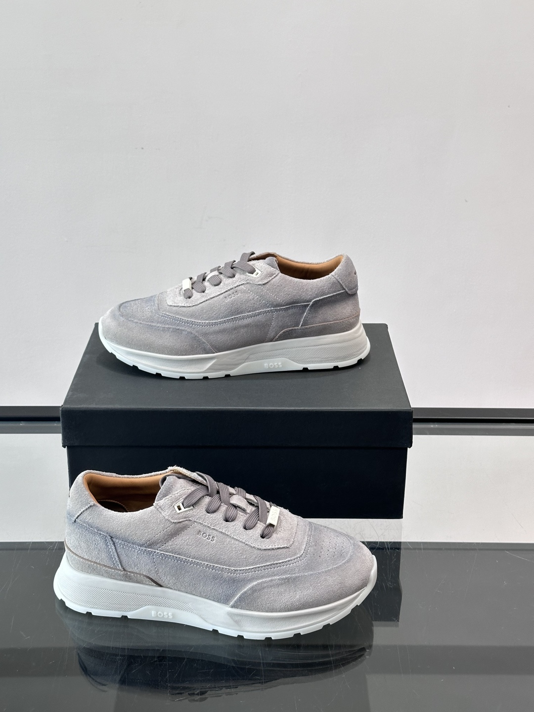 BOSS 意大利男士休闲运动鞋，精选光滑进口麂皮制成，采用橡胶外底和品牌标识装饰。好穿又好搭 、size