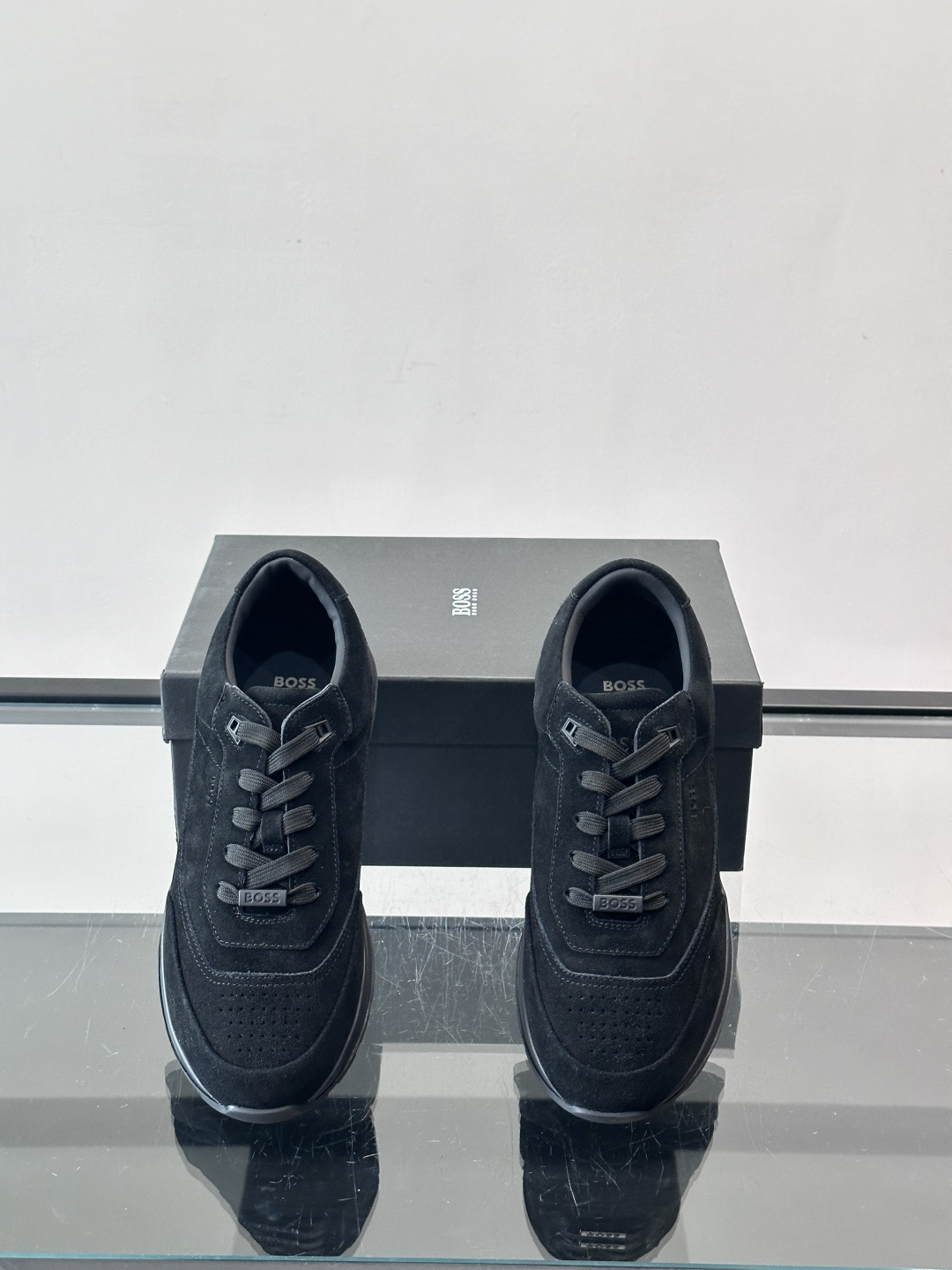BOSS 意大利男士休闲运动鞋，精选光滑进口麂皮制成，采用橡胶外底和品牌标识装饰。好穿又好搭 、size
