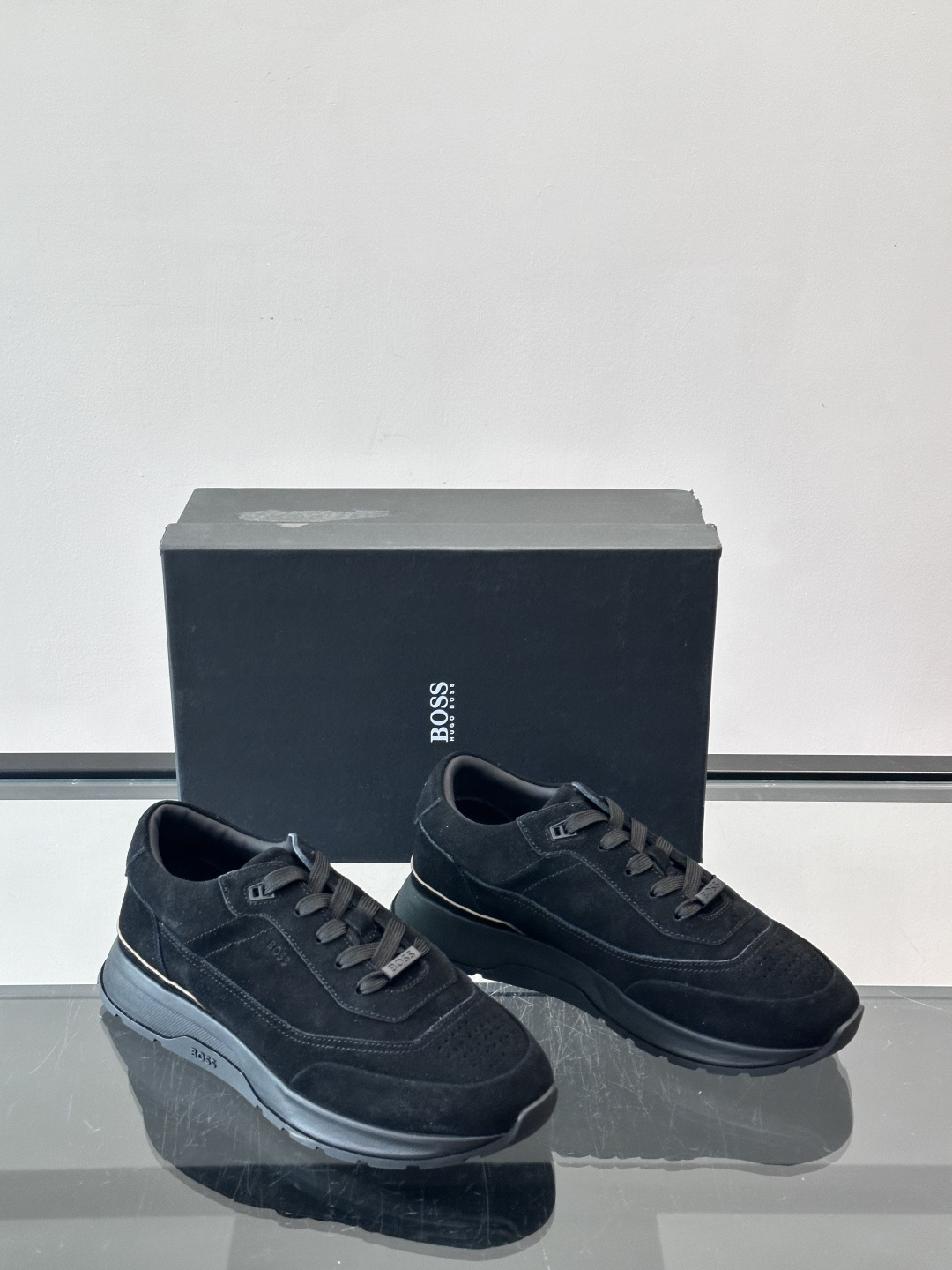 BOSS 意大利男士休闲运动鞋，精选光滑进口麂皮制成，采用橡胶外底和品牌标识装饰。好穿又好搭 、size
