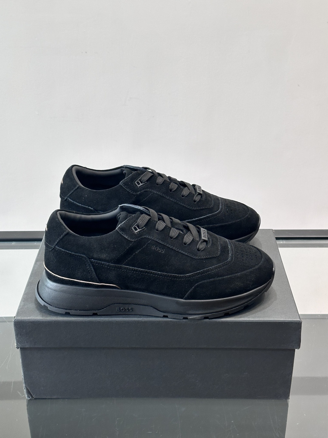 BOSS 意大利男士休闲运动鞋，精选光滑进口麂皮制成，采用橡胶外底和品牌标识装饰。好穿又好搭 、size