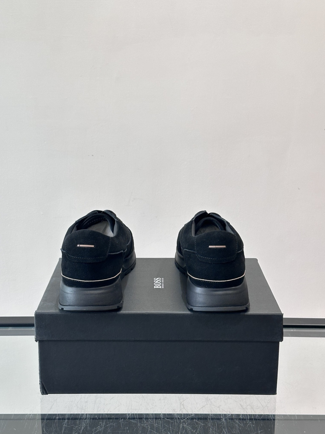 BOSS 意大利男士休闲运动鞋，精选光滑进口麂皮制成，采用橡胶外底和品牌标识装饰。好穿又好搭 、size