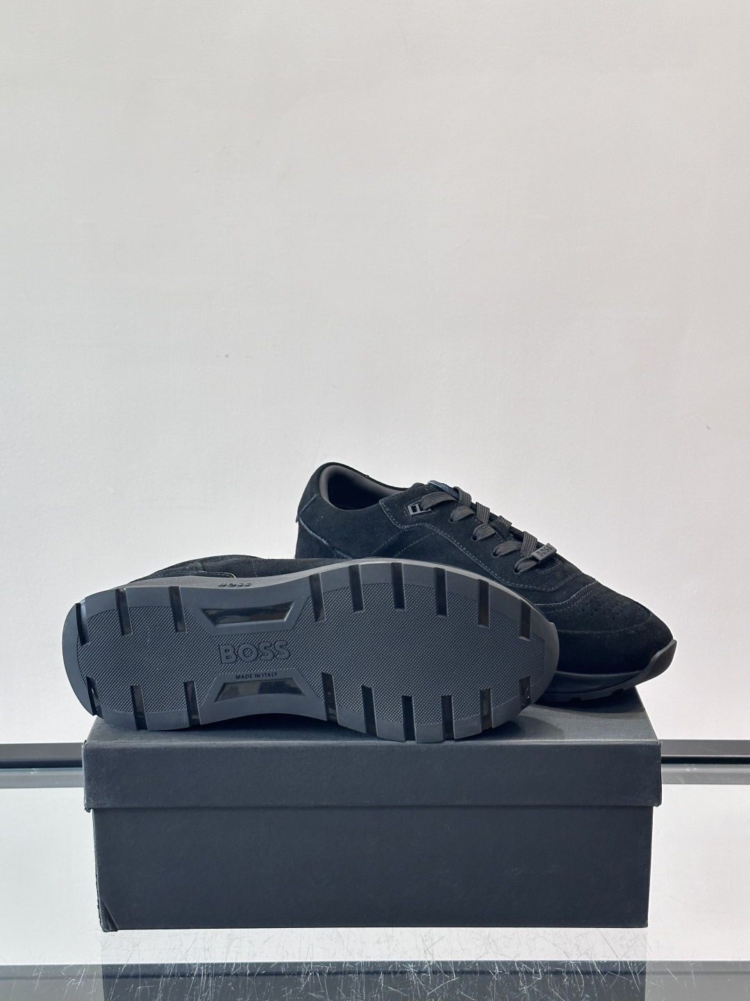 BOSS 意大利男士休闲运动鞋，精选光滑进口麂皮制成，采用橡胶外底和品牌标识装饰。好穿又好搭 、size