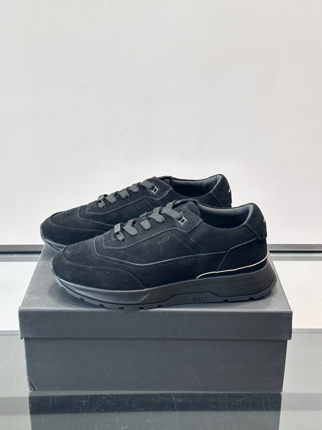 BOSS 意大利男士休闲运动鞋，精选光滑进口麂皮制成，采用橡胶外底和品牌标识装饰。好穿又好搭 、size