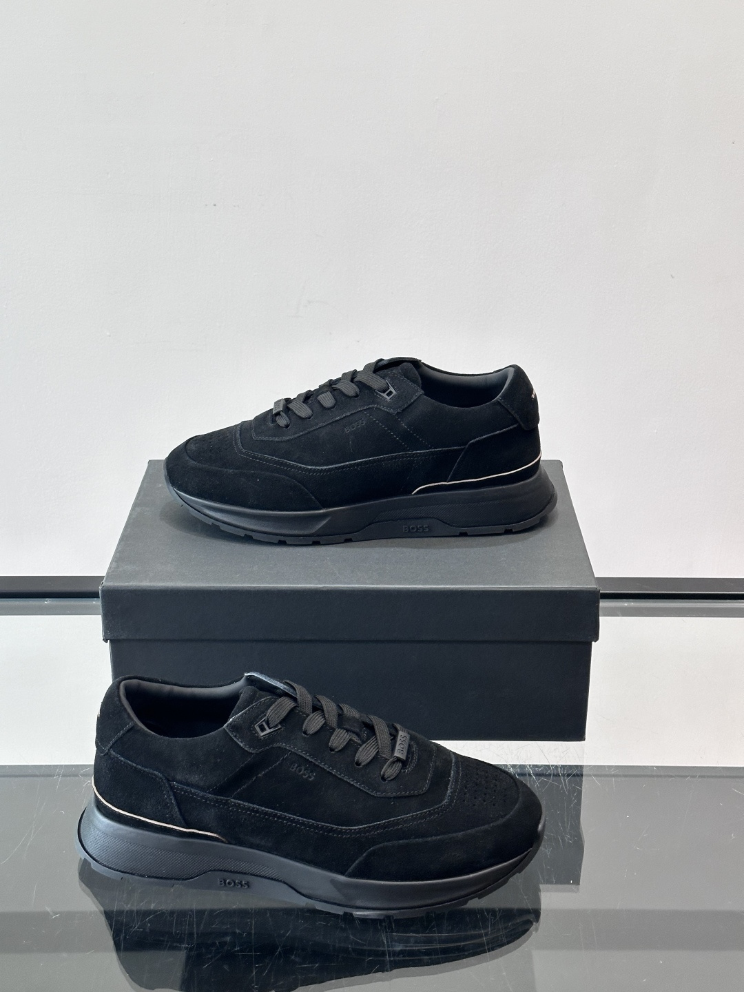BOSS 意大利男士休闲运动鞋，精选光滑进口麂皮制成，采用橡胶外底和品牌标识装饰。好穿又好搭 、size