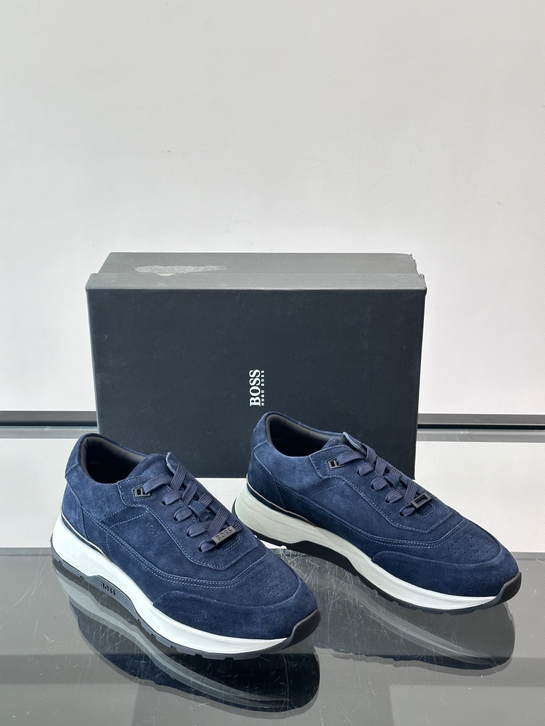 BOSS 意大利男士休闲运动鞋，精选光滑进口麂皮制成，采用橡胶外底和品牌标识装饰。好穿又好搭 、size