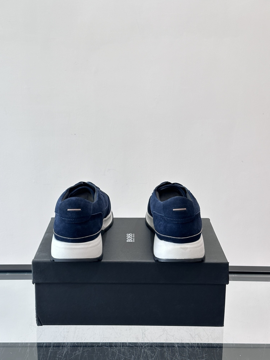 BOSS 意大利男士休闲运动鞋，精选光滑进口麂皮制成，采用橡胶外底和品牌标识装饰。好穿又好搭 、size