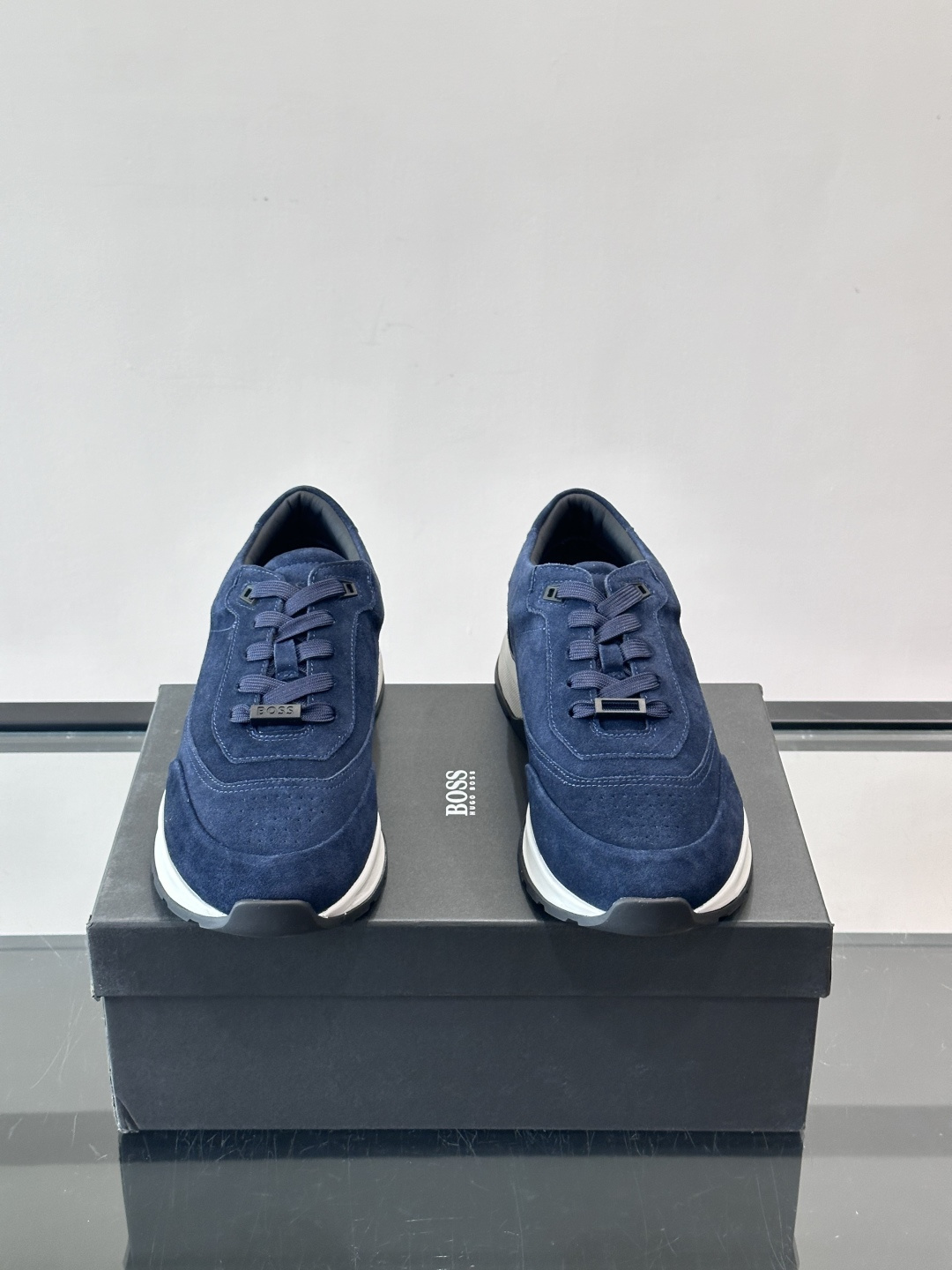 BOSS 意大利男士休闲运动鞋，精选光滑进口麂皮制成，采用橡胶外底和品牌标识装饰。好穿又好搭 、size