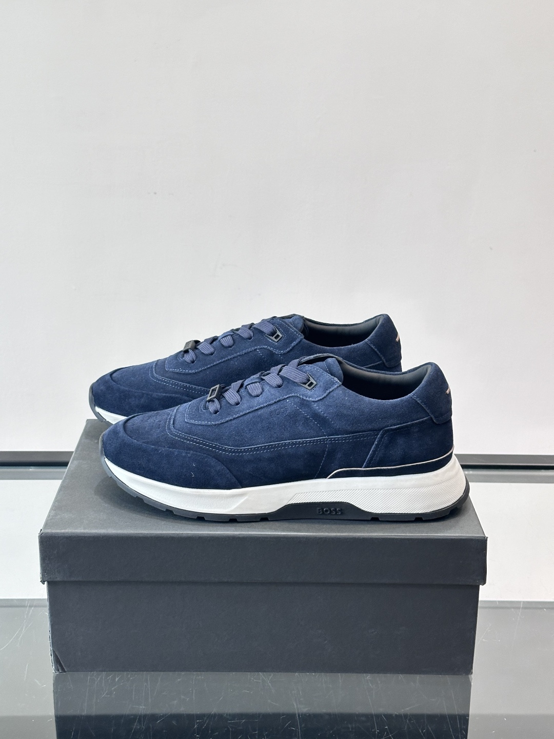 BOSS 意大利男士休闲运动鞋，精选光滑进口麂皮制成，采用橡胶外底和品牌标识装饰。好穿又好搭 、size