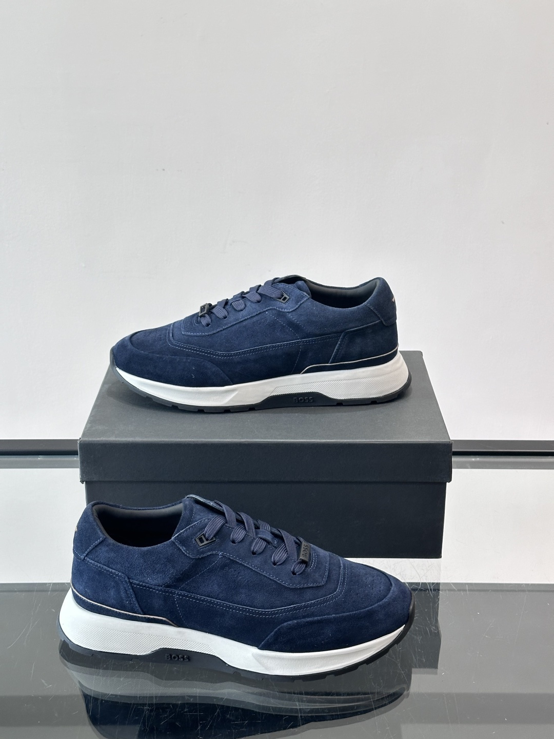 BOSS 意大利男士休闲运动鞋，精选光滑进口麂皮制成，采用橡胶外底和品牌标识装饰。好穿又好搭 、size