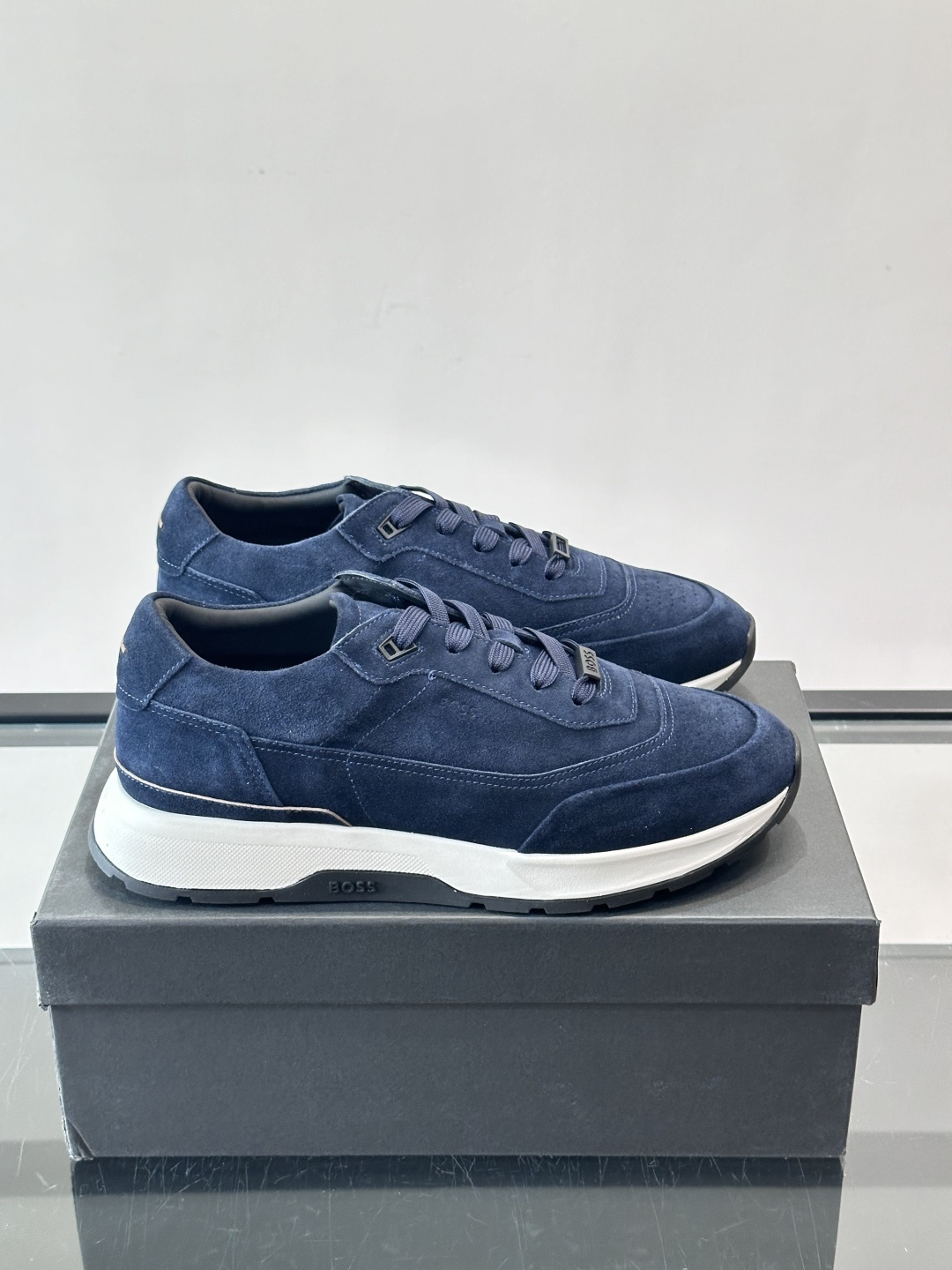 BOSS 意大利男士休闲运动鞋，精选光滑进口麂皮制成，采用橡胶外底和品牌标识装饰。好穿又好搭 、size