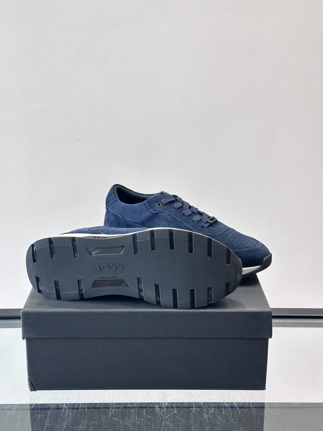 BOSS 意大利男士休闲运动鞋，精选光滑进口麂皮制成，采用橡胶外底和品牌标识装饰。好穿又好搭 、size