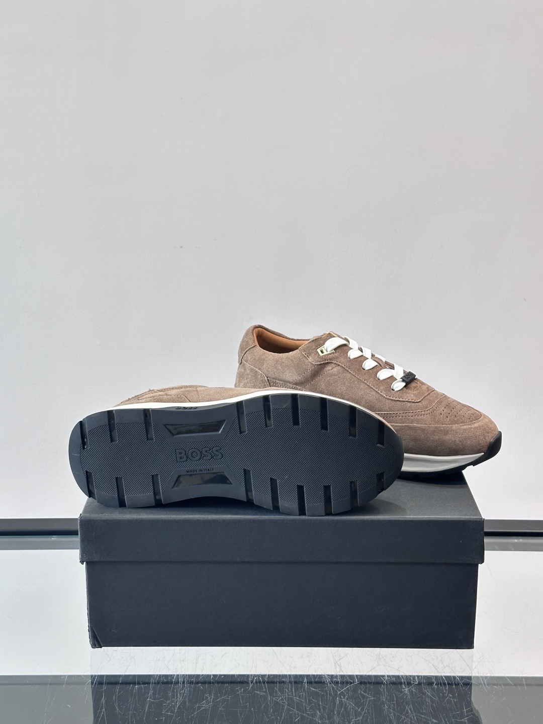 BOSS 意大利男士休闲运动鞋，精选光滑进口麂皮制成，采用橡胶外底和品牌标识装饰。好穿又好搭 、size