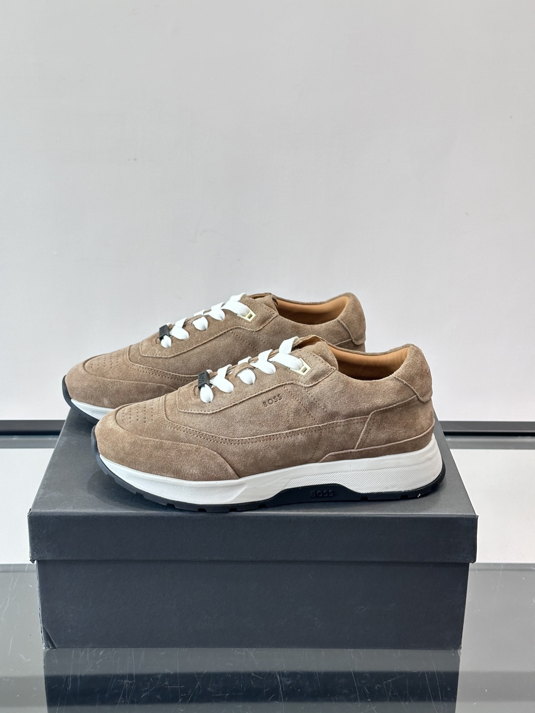BOSS 意大利男士休闲运动鞋，精选光滑进口麂皮制成，采用橡胶外底和品牌标识装饰。好穿又好搭 、size
