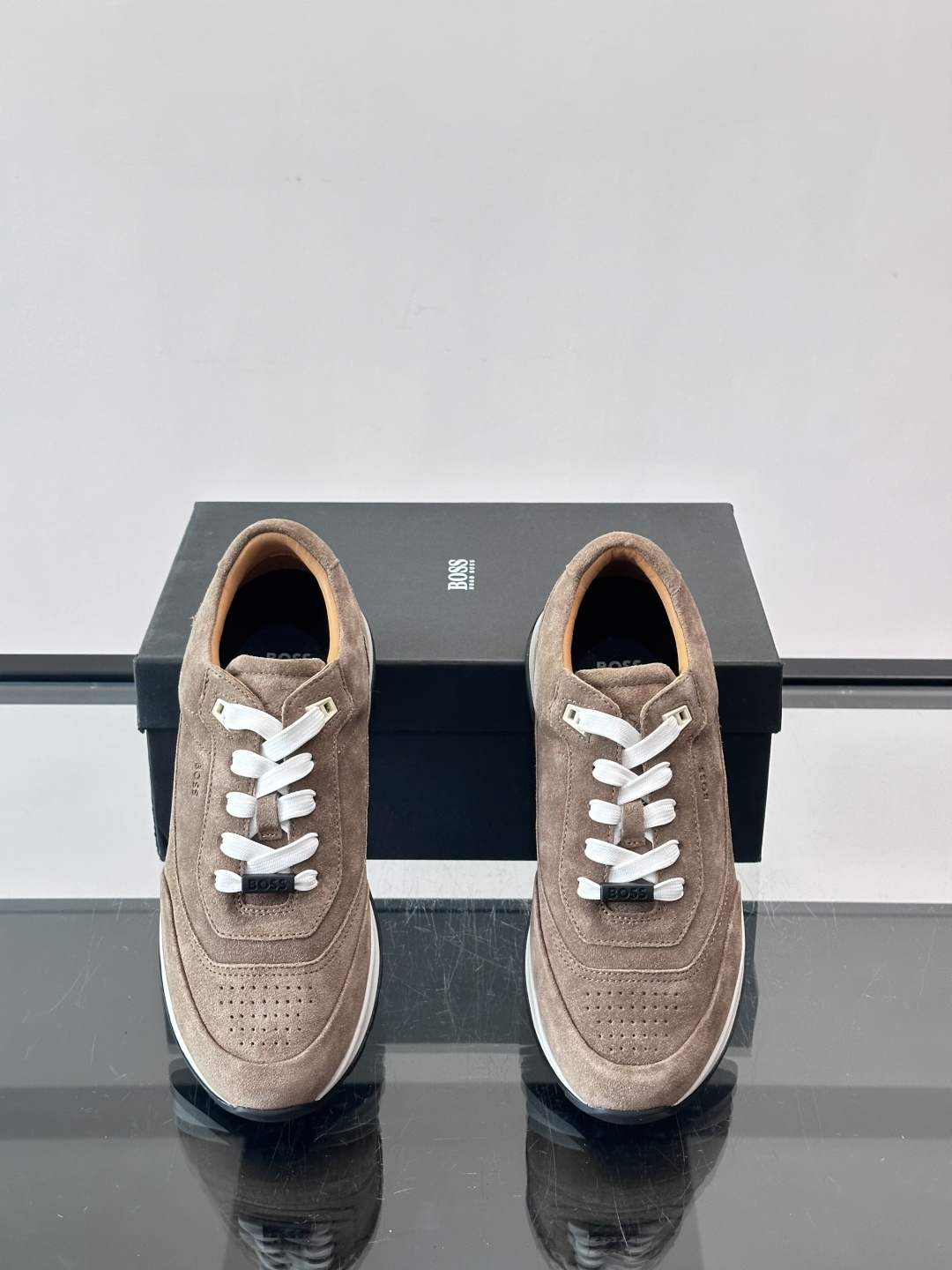 BOSS 意大利男士休闲运动鞋，精选光滑进口麂皮制成，采用橡胶外底和品牌标识装饰。好穿又好搭 、size