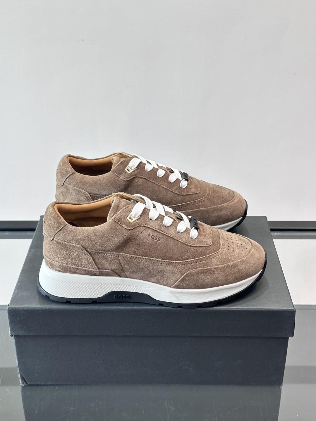 BOSS 意大利男士休闲运动鞋，精选光滑进口麂皮制成，采用橡胶外底和品牌标识装饰。好穿又好搭 、size