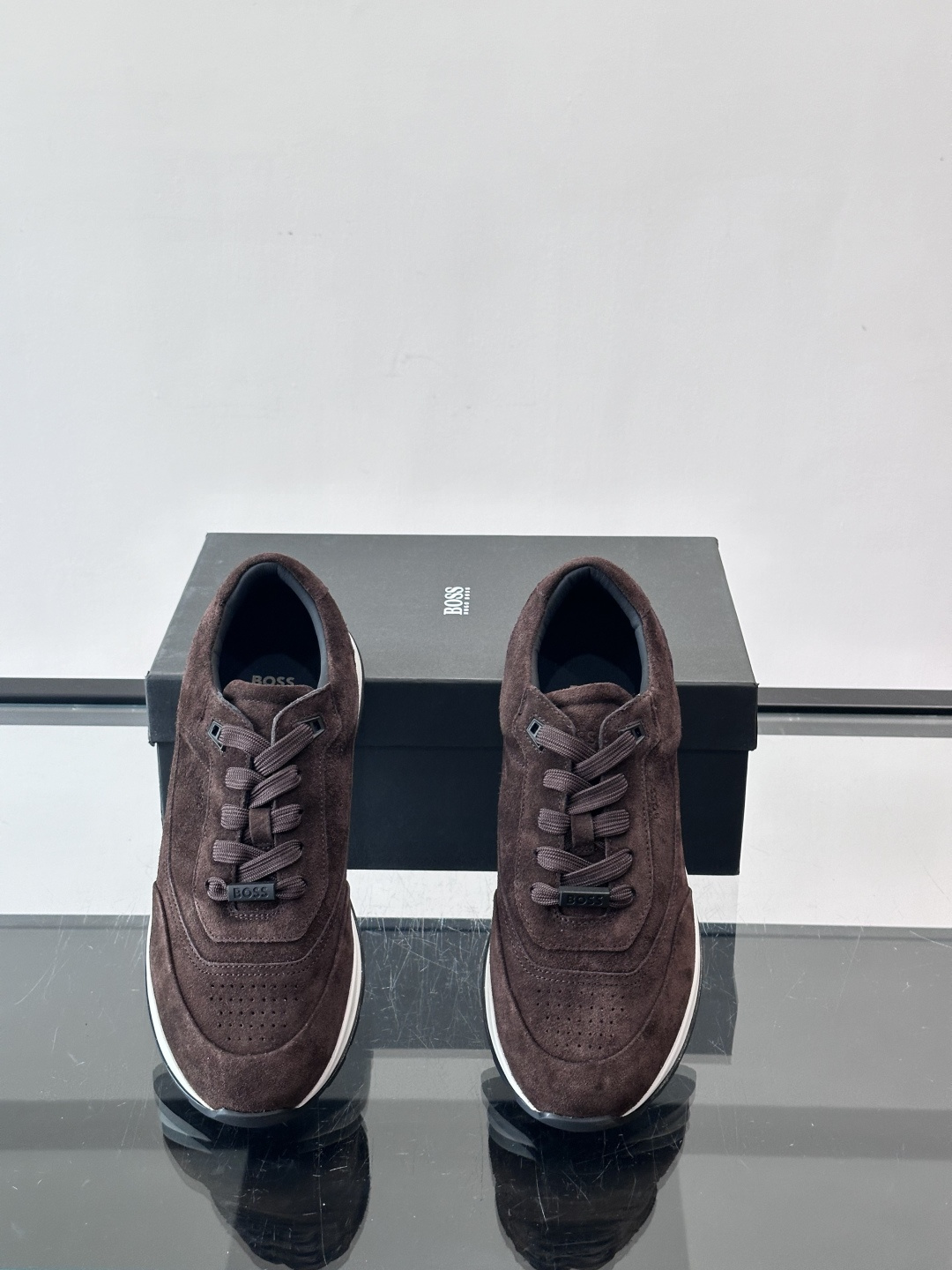 BOSS 意大利男士休闲运动鞋，精选光滑进口麂皮制成，采用橡胶外底和品牌标识装饰。好穿又好搭 、size