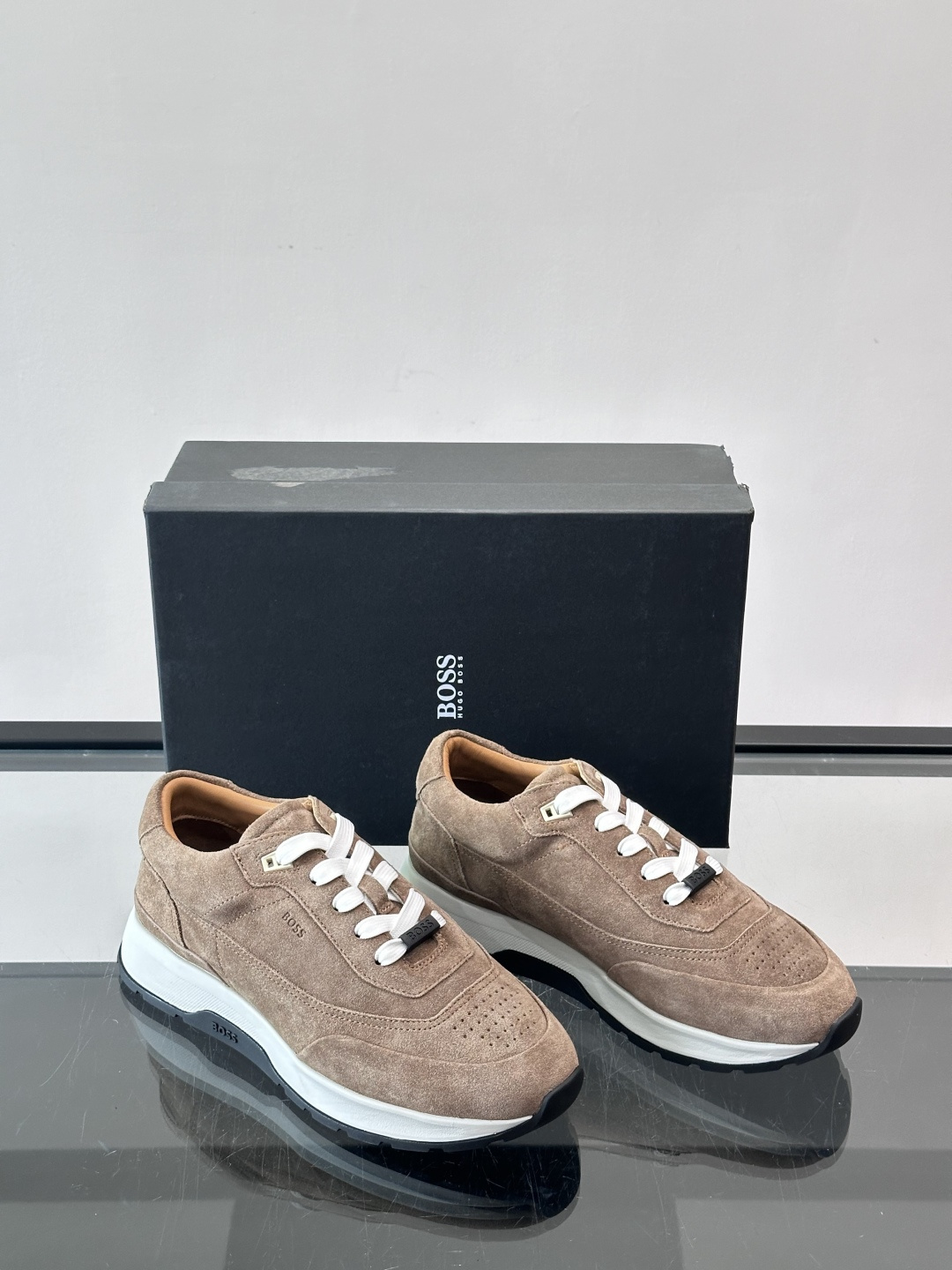 BOSS 意大利男士休闲运动鞋，精选光滑进口麂皮制成，采用橡胶外底和品牌标识装饰。好穿又好搭 、size