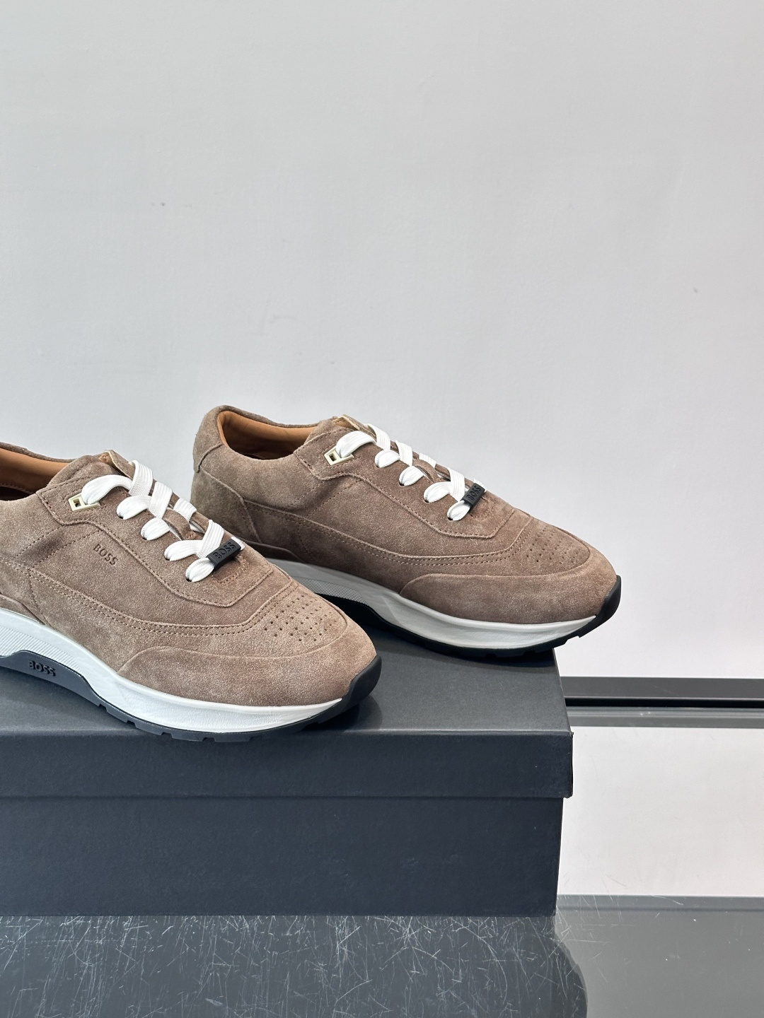 BOSS 意大利男士休闲运动鞋，精选光滑进口麂皮制成，采用橡胶外底和品牌标识装饰。好穿又好搭 、size