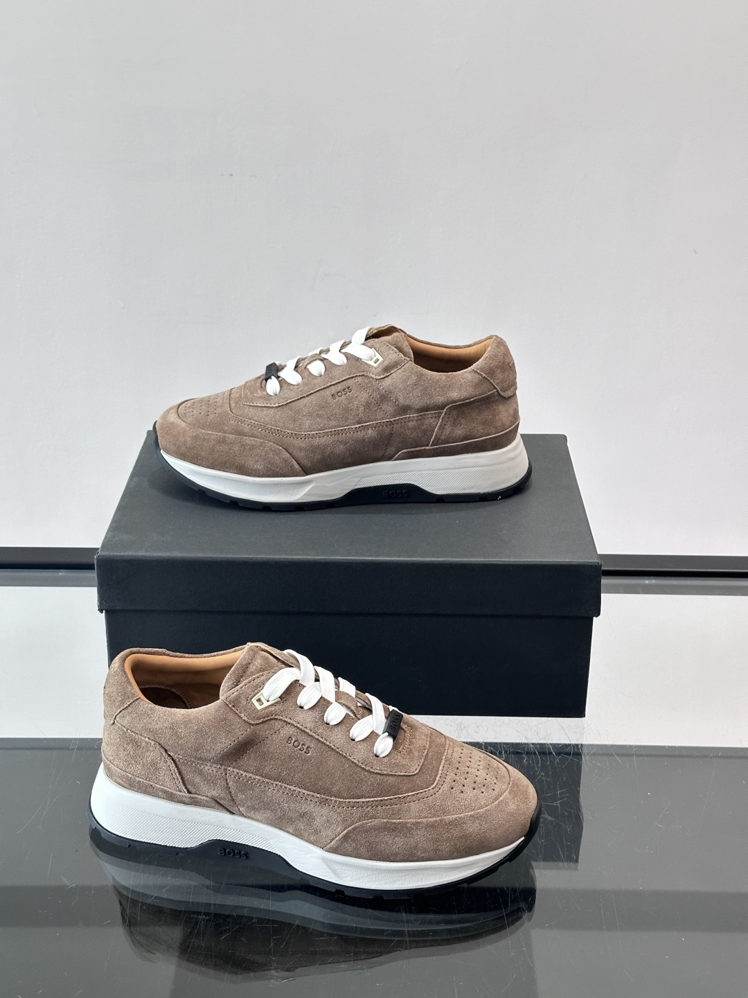 BOSS 意大利男士休闲运动鞋，精选光滑进口麂皮制成，采用橡胶外底和品牌标识装饰。好穿又好搭 、size