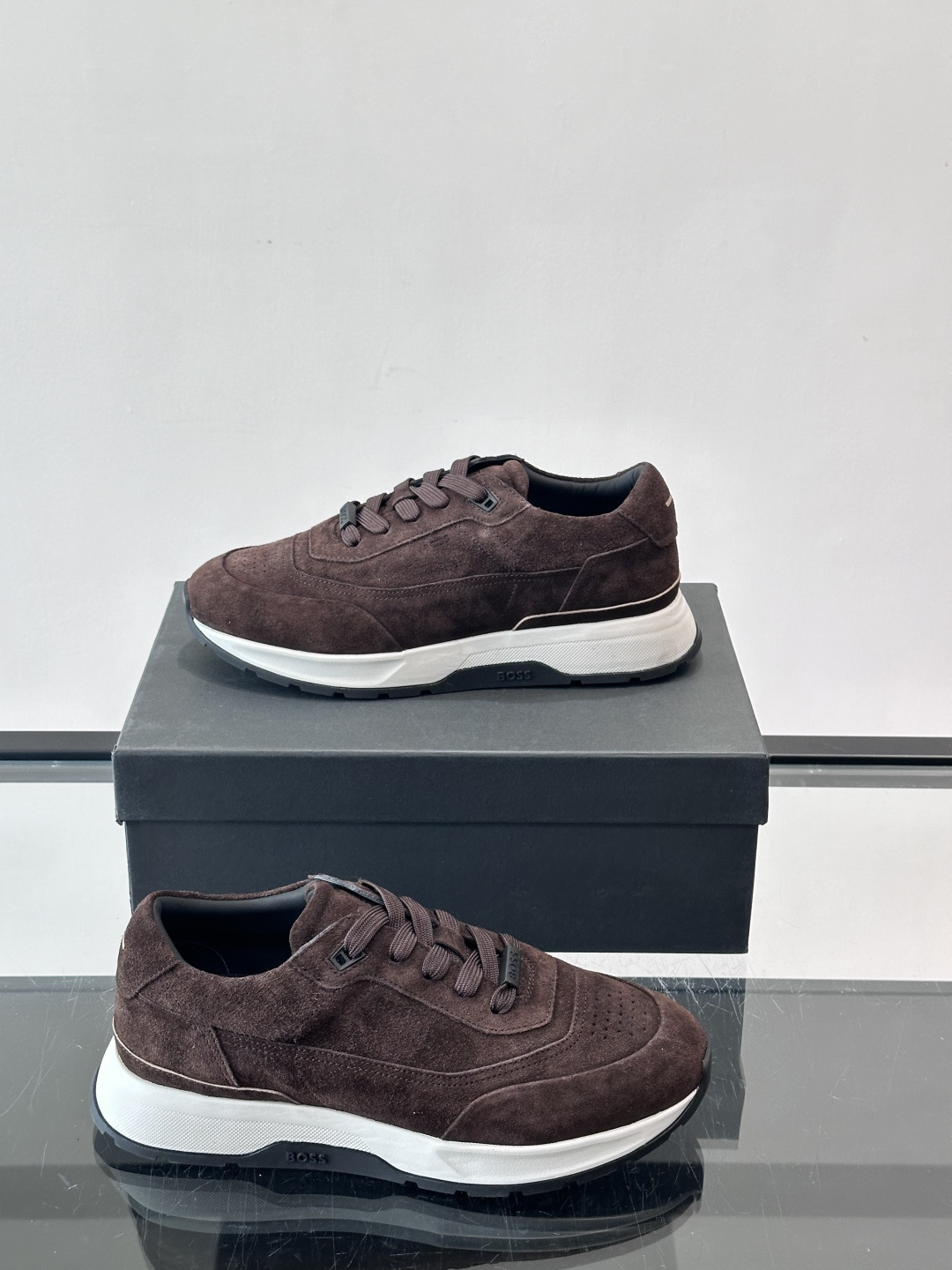 BOSS 意大利男士休闲运动鞋，精选光滑进口麂皮制成，采用橡胶外底和品牌标识装饰。好穿又好搭 、size