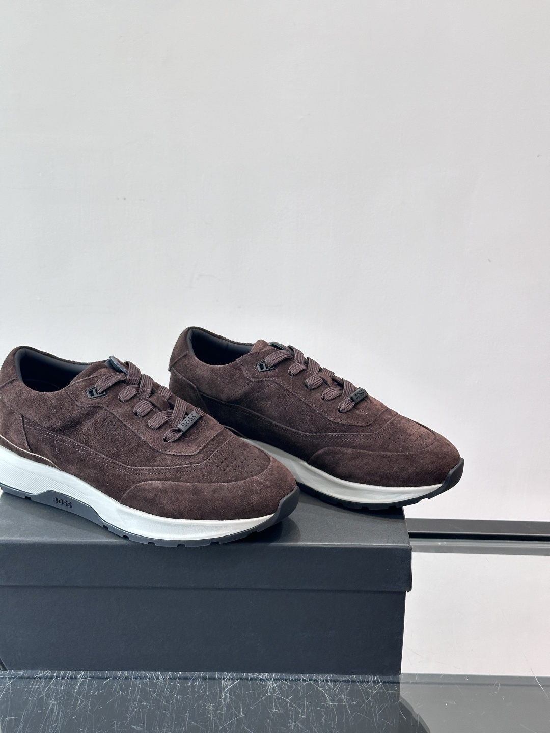 BOSS 意大利男士休闲运动鞋，精选光滑进口麂皮制成，采用橡胶外底和品牌标识装饰。好穿又好搭 、size