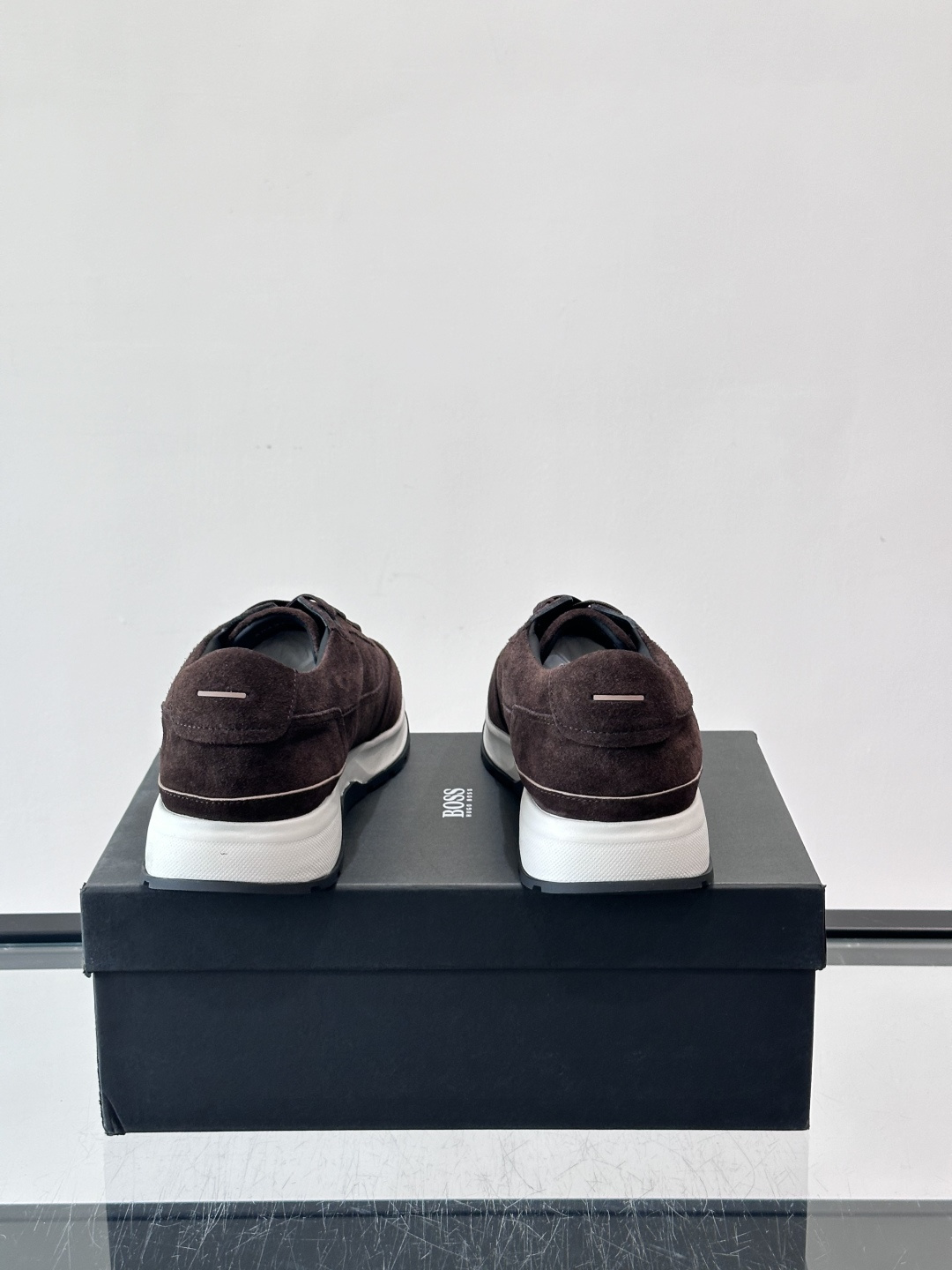 BOSS 意大利男士休闲运动鞋，精选光滑进口麂皮制成，采用橡胶外底和品牌标识装饰。好穿又好搭 、size