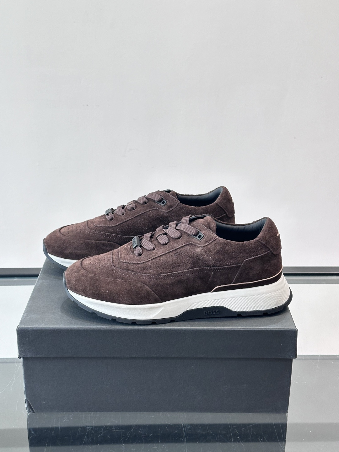 BOSS 意大利男士休闲运动鞋，精选光滑进口麂皮制成，采用橡胶外底和品牌标识装饰。好穿又好搭 、size
