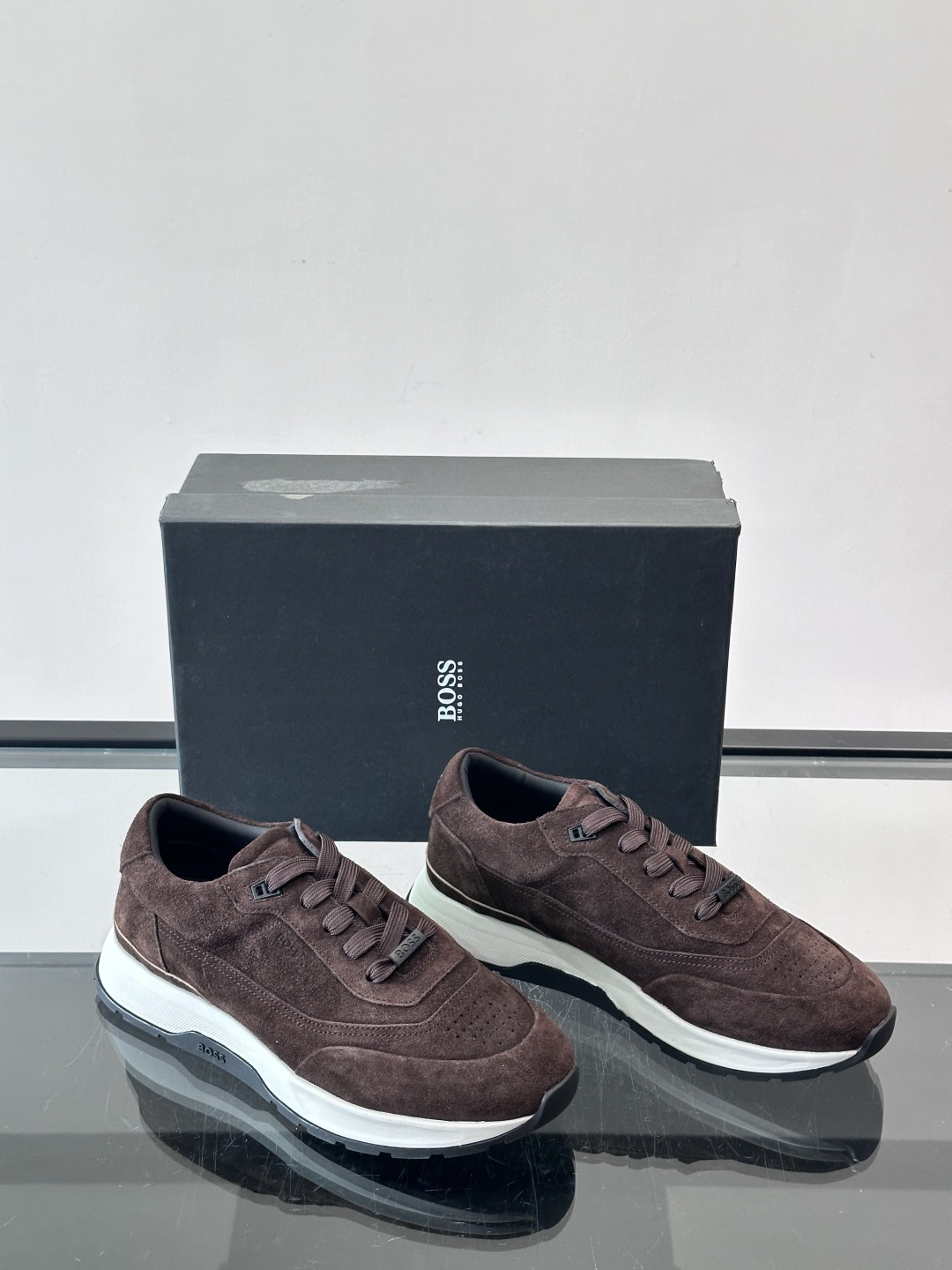 BOSS 意大利男士休闲运动鞋，精选光滑进口麂皮制成，采用橡胶外底和品牌标识装饰。好穿又好搭 、size