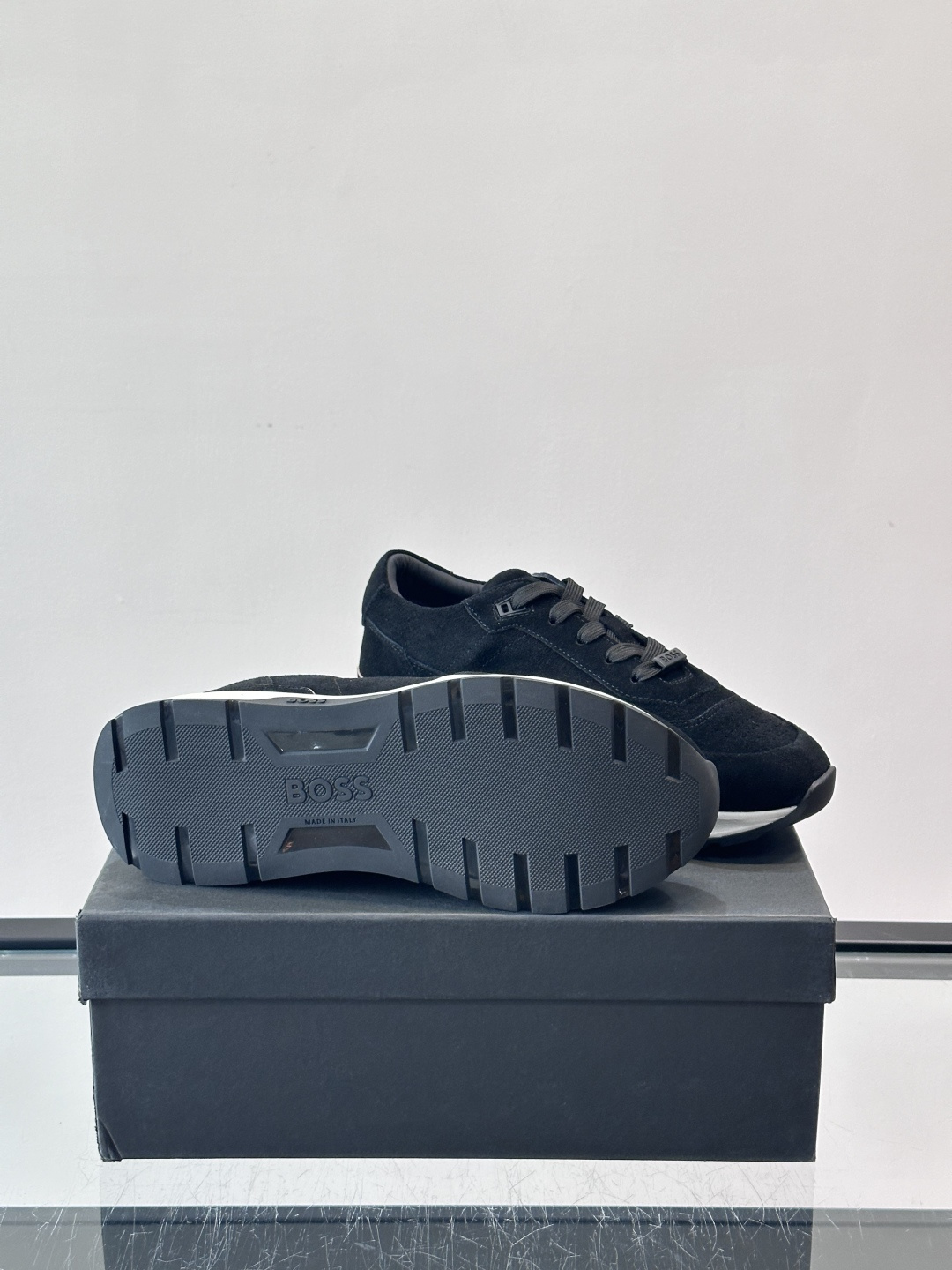 BOSS 意大利男士休闲运动鞋，精选光滑进口麂皮制成，采用橡胶外底和品牌标识装饰。好穿又好搭 、size
