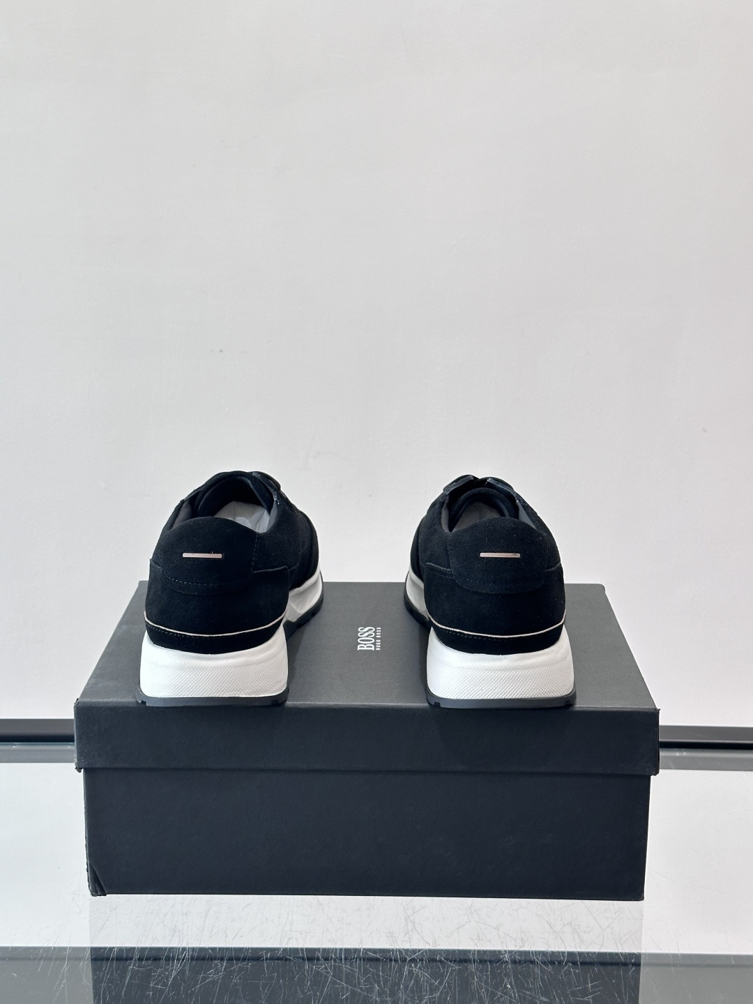 BOSS 意大利男士休闲运动鞋，精选光滑进口麂皮制成，采用橡胶外底和品牌标识装饰。好穿又好搭 、size
