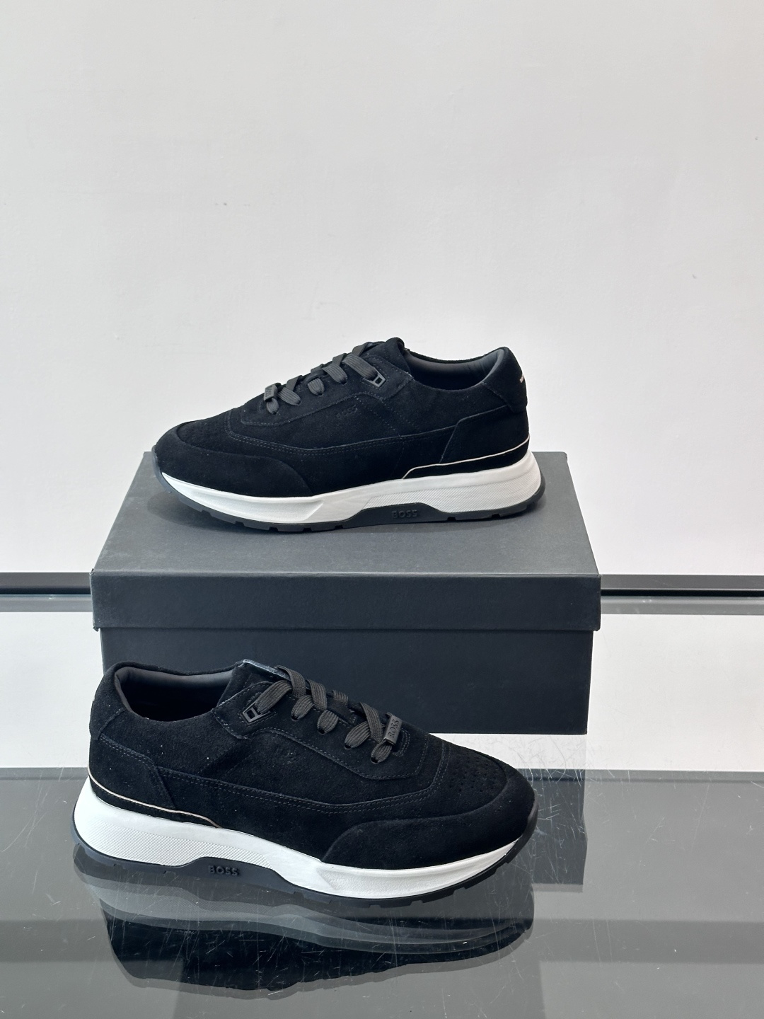 BOSS 意大利男士休闲运动鞋，精选光滑进口麂皮制成，采用橡胶外底和品牌标识装饰。好穿又好搭 、size